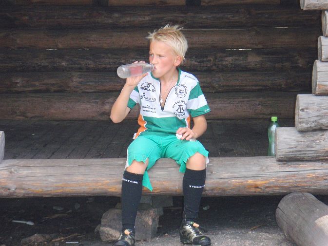 Joona horppaa juomaa.jpg